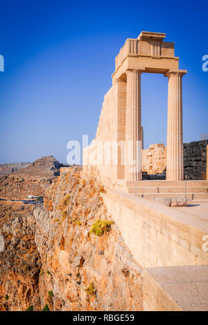 Rhodes, Grecia. Lindos piccolo villaggio imbiancate a calce e l'Acropoli, scenario di Rodi isola del Mar Egeo. Foto Stock
