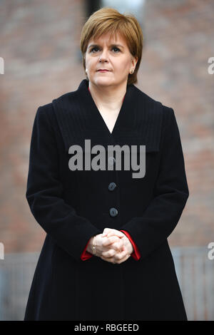 Scottish Primo Ministro Nicola storione e scultore Andy Scott svelare un Charles Rennie Mackintosh statua in Glasgow con: Nicola Storione dove: Glasgow, Regno Unito quando: 10 Dic 2018 Credit: Euan ciliegio/WENN Foto Stock