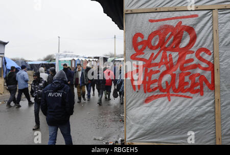 I dimostranti si riuniscono al di fuori della giungla di Calais in Francia davanti al leader laburista Jeremy Corbyn visitando il sito dove: Londra, Regno Unito quando: 23 Gen 2016 Credit: Steve Finn/WENN Foto Stock