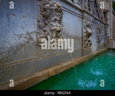 Alhambra fontana Pilar de Carlos V a Granada di Spagna Foto Stock