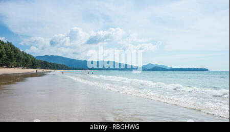 Bang Tao Beach in Phuket Thailandia. Giorno di estate Foto Stock