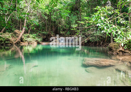 Huai Mae Kamin cascata Srinakarin Dam in Kanchanaburi, Thailandia. Foto Stock