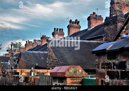 Tetti e camini su alloggiamento terrazzati, Stoke-on-Trent Foto Stock