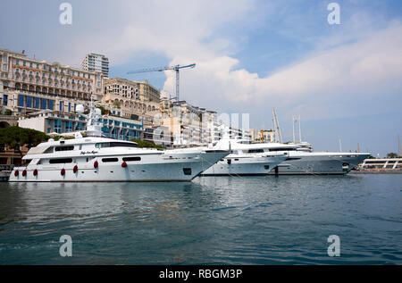 Monaco: Yachts ancoraggio in marina nella parte inferiore degli edifici. In primo piano: Lady Ann Magee, a 49m-lunga barca vela sotto la bandiera Maltese Foto Stock