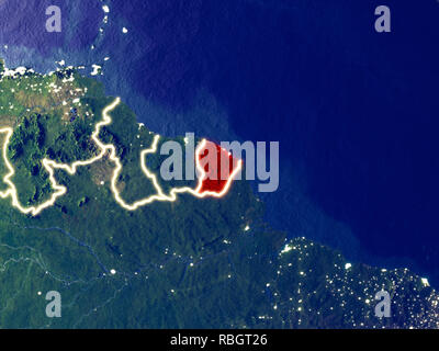 Guiana francese dallo spazio sulla terra di notte. Molto bene i dettagli del pianeta in plastica con superficie luminose luci della citta'. 3D'illustrazione. Gli elementi di questo Foto Stock