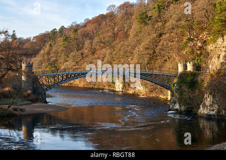 Un elencati di ghisa Craigellachie ponte sul fiume Spey vicino al villaggio di Aberlour in Moray progettato da Thomas Telford,Craigellachie, Scozia Foto Stock