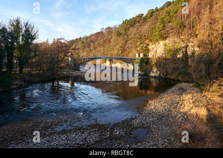 Un elencati di ghisa Craigellachie ponte sul fiume Spey vicino al villaggio di Aberlour in Moray progettato da Thomas Telford,Craigellachie, Scozia Foto Stock