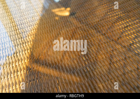 Tavolo Rattan sotto vetro Foto Stock