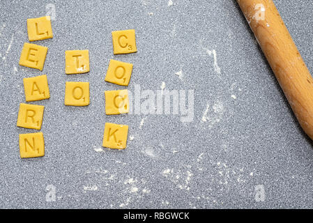 Imparare a cucinare - parole di scrabble realizzato da biscotto / pasta biscotto. Foto Stock