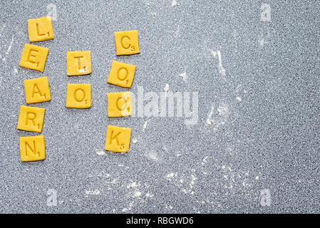 Imparare a cucinare - parole di scrabble realizzato da biscotto / pasta biscotto. Foto Stock