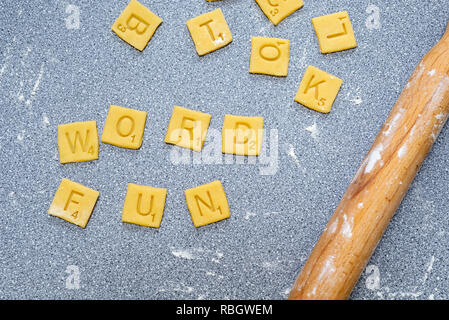 Parola divertimento - parole di scrabble realizzato da biscotto / pasta biscotto. Foto Stock