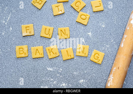 Divertimento - cottura a scrabble parole realizzato da biscotto / pasta biscotto. Foto Stock