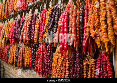 Churchkhela - in stile georgiano tradizionale cibo fatto da noci o nocciole) e di succhi di uve Foto Stock