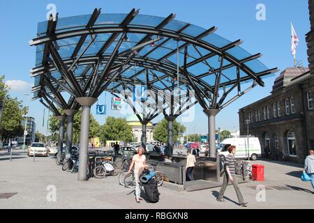 Amburgo, Germania - 28 agosto 2014: persone uscire dalla U-Bahn stazione della metropolitana di Amburgo. Amburgo U-Bahn ha cominciato il funzionamento nel 1912. Esso è azionato dalla Hamburger Foto Stock