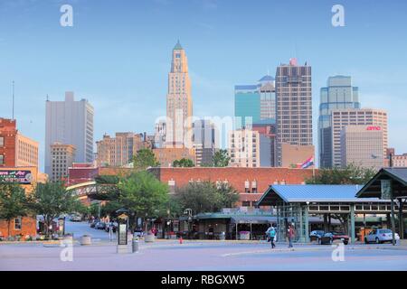 KANSAS CITY, Stati Uniti d'America - 25 giugno 2013: la gente a piedi nel centro di Kansas City, Missouri. Kansas City è il trentesimo area metropolitana più grande negli Stati Uniti con pop Foto Stock