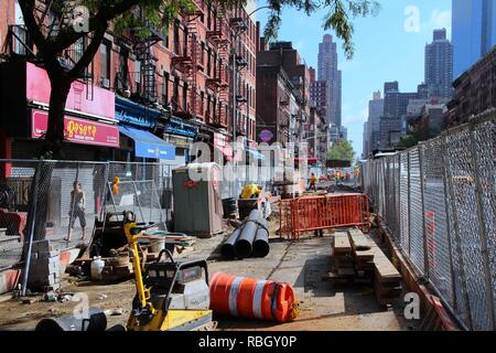 NEW YORK, Stati Uniti d'America - 5 Luglio 2013: i lavoratori eseguire lavori di costruzione nel 9° Avenue, New York. Quasi 19 milioni di persone vivono nella metropolitana di New York City Foto Stock