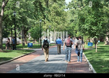 PHILADELPHIA, Stati Uniti d'America - 11 giugno 2013: la gente a piedi nel campus della Pennsylvania State University di Philadelphia. Penn State risale al 1855 e come di 201 Foto Stock