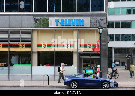 PHILADELPHIA, Stati Uniti d'America - 11 giugno 2013: la gente visita 7 undici store di Philadelphia. 7-Eleven è più grande del mondo di operatore, affiliante e il licenziante di conve Foto Stock