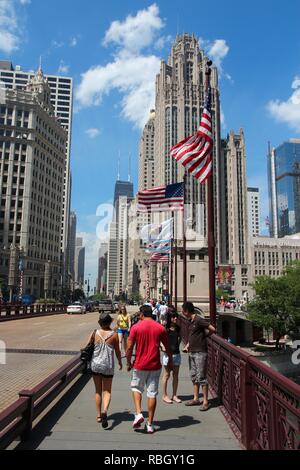 CHICAGO, Stati Uniti d'America - 27 giugno 2013: la gente a piedi nel centro cittadino di Chicago. Chicago è la terza più popolosa città statunitense con 2,7 milioni di residenti (8,7 milioni nel suo Foto Stock