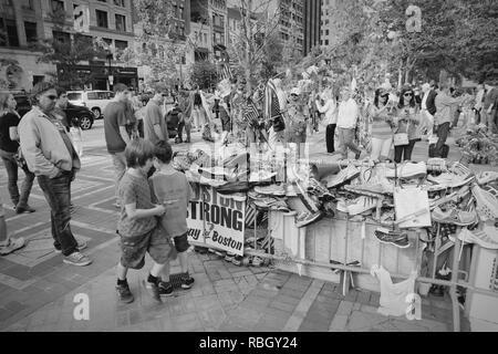 BOSTON, Stati Uniti d'America - 8 giugno 2013: persone commemorare le vittime di bombardamenti in Boston. Attacco terroristico ha avuto luogo durante la famosa Maratona di Boston il 15 aprile 2013. Foto Stock