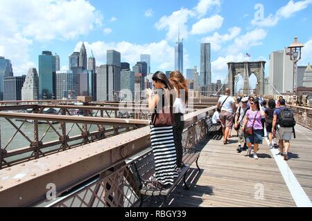 NEW YORK, Stati Uniti d'America - 5 Luglio 2013: la gente a piedi lungo il famoso Ponte di Brooklyn a New York. Quasi 19 milioni di persone vivono in area metropolitana di New York City. Foto Stock