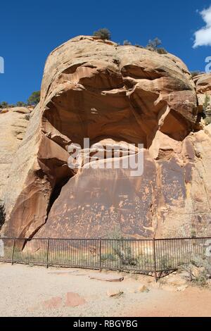 Newspaper Rock membro Monumento Storico in Utah, Stati Uniti d'America. Una delle più grandi collezioni di tipo noto di incisioni rupestri. Foto Stock