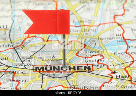 München (Monaco di Baviera) - famosa città in Germania. Red Flag pin su una vecchia mappa che mostra la destinazione di viaggio. Foto Stock