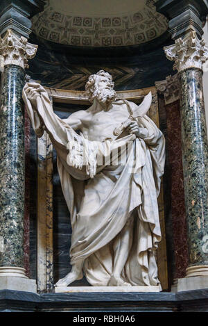 Roma, Italia - Ottobre 04, 2018: Statue dell Apostolo San Bartolomeo all interno della Basilica di San Giovanni in Laterano Foto Stock