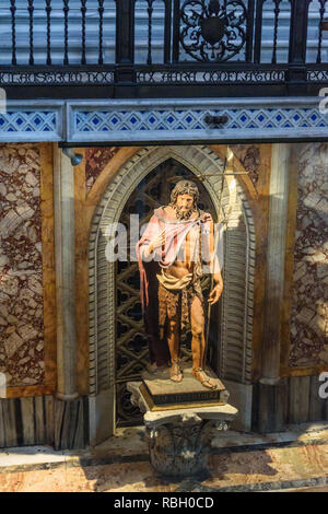 Roma, Italia - Ottobre 04, 2018: Statua di San Giovanni Battista interno della Basilica di San Giovanni in Laterano Foto Stock