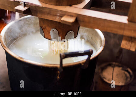 Tagliatelle tradizionali nel fare su una vendemmia manuale macchina in legno Foto Stock