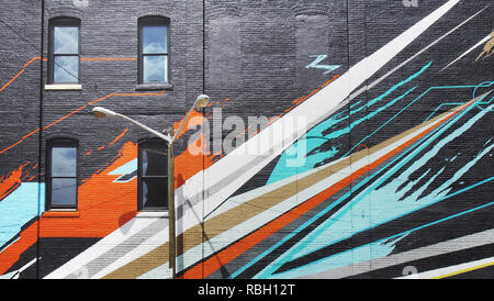 Arte di strada scena di Denver, Colorado, edificio di mattoni dipinto con graffiti Foto Stock