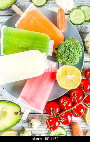 Alla moda cibo vegan, vegetale gelato popsicles, avocado, cetriolo, pomodoro, barbabietole, carote, broccoli, cavolfiori gelato cremoso. Dietetici lifest sani Foto Stock