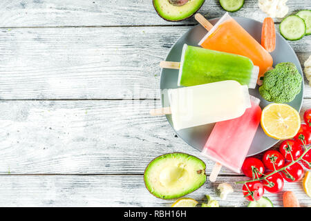 Alla moda cibo vegan, vegetale gelato popsicles, avocado, cetriolo, pomodoro, barbabietole, carote, broccoli, cavolfiori gelato cremoso. Dietetici lifest sani Foto Stock