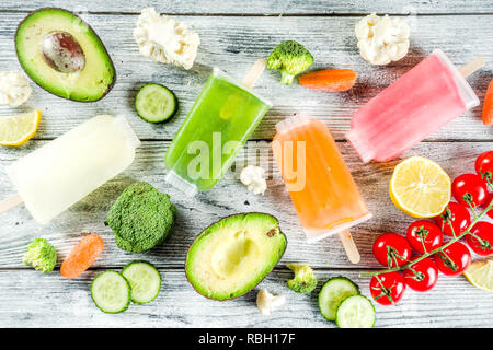 Alla moda cibo vegan, vegetale gelato popsicles, avocado, cetriolo, pomodoro, barbabietole, carote, broccoli, cavolfiori gelato cremoso. Dietetici lifest sani Foto Stock