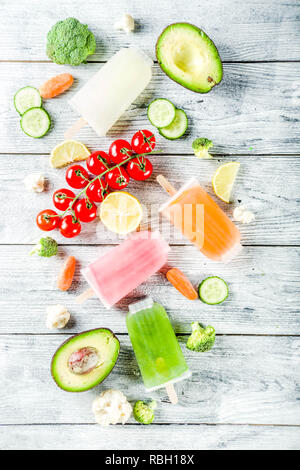 Alla moda cibo vegan, vegetale gelato popsicles, avocado, cetriolo, pomodoro, barbabietole, carote, broccoli, cavolfiori gelato cremoso. Dietetici lifest sani Foto Stock