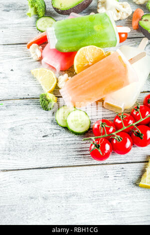 Alla moda cibo vegan, vegetale gelato popsicles, avocado, cetriolo, pomodoro, barbabietole, carote, broccoli, cavolfiori gelato cremoso. Dietetici lifest sani Foto Stock