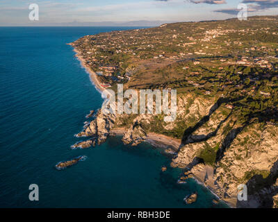 Vista aerea di Capo Vaticano, Calabria, Italia. Ricadi. Faro. Costa degli Dei. Promontorio della costa calabrese al tramonto. Coste frastagliate Foto Stock