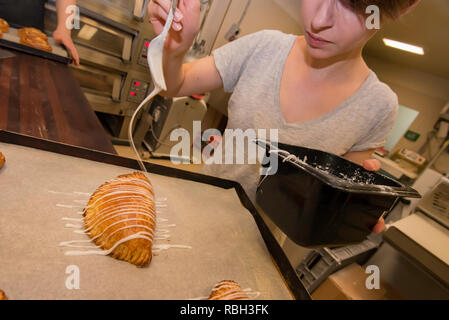 La pasticceria essendo realizzati in un Sydney, Australia panificio di mattina presto per la vendita che giorno Foto Stock