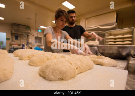 Pane di pasta acida essendo formata e preparata per la cottura in forno di pre alba a Sydney in Australia Foto Stock