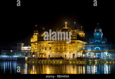 Tempio d'oro(Sri Harmandir Sahib) di Amritsar di notte Foto Stock