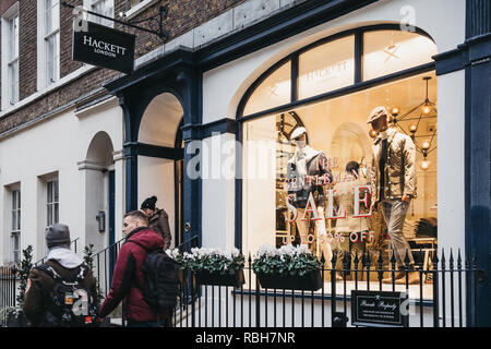 London, Regno Unito - 5 Gennaio 2019: la gente camminare passato Hackett shop in Covent Garden di Londra, Regno Unito. Il Covent Garden è una famosa zona turistica di Londra con sacco Foto Stock