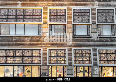 La facciata anteriore della Baia di Hudson department store in Haarlem Paesi Bassi Foto Stock