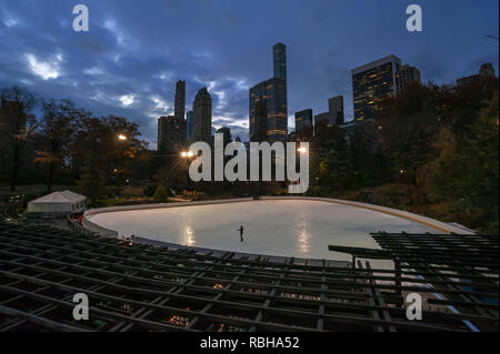 La città di NEW YORK, Stati Uniti d'America - 28 novembre: Ragazza gode di mattina presto il pattinaggio su ghiaccio in New York City Central Park sulla splendida mattina autunnale Foto Stock