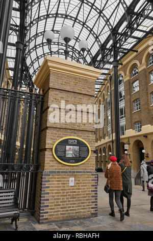 Hays Galleria, sul soth riva del fiume Tamigi, Londra, Inghilterra, precedentemente un pontile e dock per importare prodotti alimentari secchi, ora una coperta dello shopping un Foto Stock