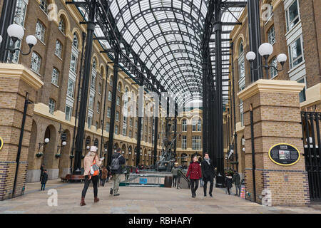 Hays Galleria, sul soth riva del fiume Tamigi, Londra, Inghilterra, precedentemente un pontile e dock per importare prodotti alimentari secchi, ora una coperta dello shopping un Foto Stock