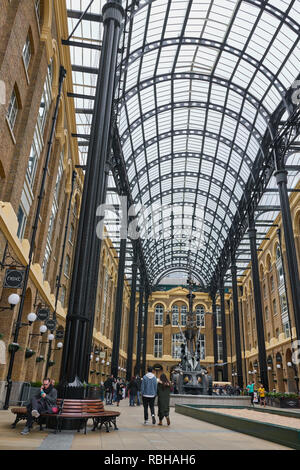 Hays Galleria, sul soth riva del fiume Tamigi, Londra, Inghilterra, precedentemente un pontile e dock per importare prodotti alimentari secchi, ora una coperta dello shopping un Foto Stock