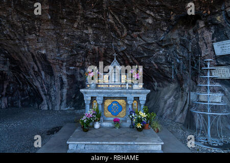 Lourdes la grotta, Sekiguchi chiesa cattolica, la Cattedrale di Santa Maria, Bunkyo-Ku, Tokyo, Giappone Foto Stock