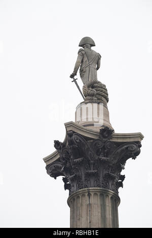 Statua di Ammiraglio Nelson, navale e uniforme con la spada, in cima alla colonna a lui dedicata a Trafalgar Square a Londra, Inghilterra. Foto Stock