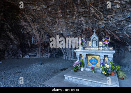 Lourdes la grotta, Sekiguchi chiesa cattolica, la Cattedrale di Santa Maria, Bunkyo-Ku, Tokyo, Giappone Foto Stock