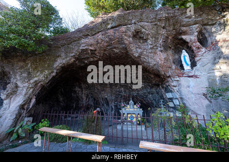 Lourdes la grotta, Sekiguchi chiesa cattolica, la Cattedrale di Santa Maria, Bunkyo-Ku, Tokyo, Giappone Foto Stock